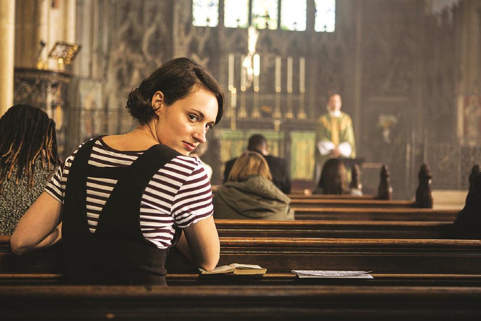 英剧《伦敦生活》以其独特的叙事风格和对第四堵墙的打破而著称。在剧中,女主角经常直接对镜头(即观众)发表评论,这种手法打破了传统戏剧和电视剧中演员与观众之间的隐形界限,创造了一种亲密且直接的交流方式。而“第四堵墙”即狄德罗首创的概念。