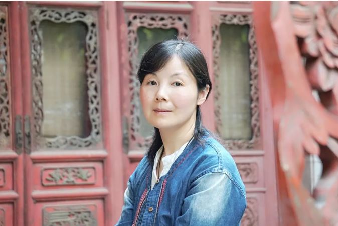 ��ܿ    ���ں������־��ϲ���һ�����ң��ϲ�������Э����ϯ�����泤ƪС˵���Ի����������ҡ���С˵�����������졷��ޱޱ���������������ȸ˵��������ë����ɢ�ļ���ֽ�����︡�������������������Խ��ʷ�ĳ��硷���ӽ�������������������쳣�������ȡ�������������Ʒ���ڡ�������ѧ�������������»���ժ����С˵ѡ��������˲�Ʊ����������ѧ�����Ϻ���ѧ�������ϡ���ܽ�ء������ǡ������ġ������ġ���ɢ�ġ����������ա�����ƪС˵ѡ������С˵�±����ȣ�������ʮ����ѡ������������������ѧ�������߽���ԭ���ս�����һ�콭��ʡ���մ��������ڶ�����������ѧ����С˵���󽱵ȡ���������ʡ˼�������Ļ�ϵͳ���ĸ�һ�����˲š�