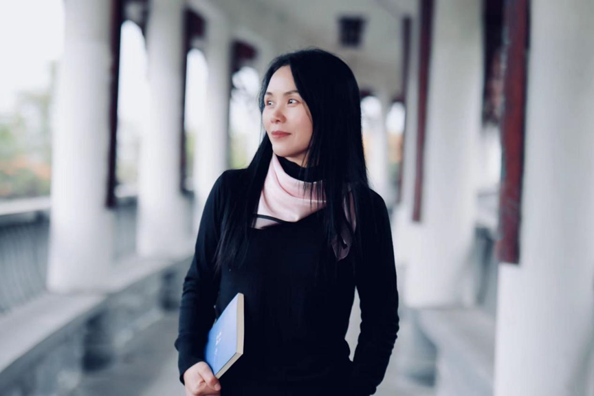 蓝紫,湖南邵阳人,曾居广东东莞,现居四川达州,任职于达州市文学艺术院。主要作品有诗集《别处》《低入尘埃》,诗论集《绝壁上的攀援》《疼痛诗学》等。