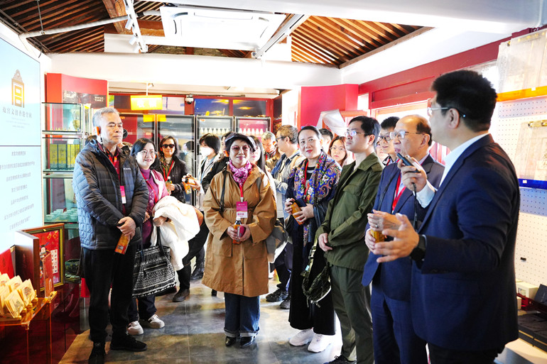 3月30日,受邀参加凤凰彩票“港澳作家回家”活动的作家们在故宫文创香港空间参观 杨 旭 摄