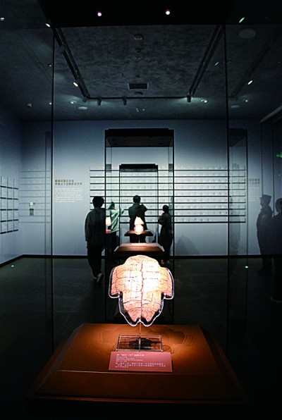 殷墟博物馆新馆展出的商代刻辞卜甲。安阳市委宣传部供图