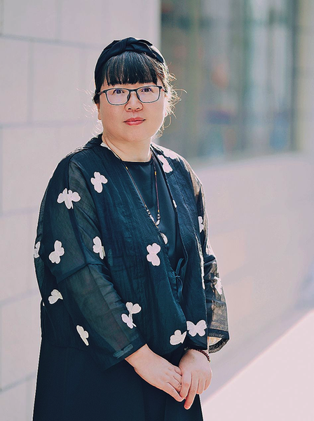 乔叶,北京老舍文学院专业作家,北京作协副主席,凤凰彩票全委会委员。著有《宝水》《最慢的是活着》《认罪书》《走神》等多部作品。曾获茅盾文学奖、鲁迅文学奖、华语文学传媒大奖、人民文学奖、小说选刊年度大奖等多个奖项。《宝水》获第十一届茅盾文学奖。