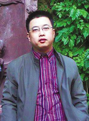 田耳,本名田永,湖南凤凰人,1976年生。1999年开始写作,迄今已在《收获》《人民文学》《花城》《钟山》《芙蓉》《作家》等杂志发表小说七十余篇,计两百余万字。其中包括长篇小说四部、中篇小说二十部。作品多次入选各种选刊、年选和排行榜。结集出版作品十余种。曾获鲁迅文学奖、人民文学奖、华语文学传媒大奖、华语青年作家奖、郁达夫文学奖、金短篇小说奖、联合文学新人奖等重要文学奖项十余次。现供职于广西大学君武文化研究院。主要著作有:《被猜死的人》《长寿碑》《环线车》《风蚀地带》《一个人张灯结彩》《夏天糖》《一天》《姓田的树们》《金刚四拿》等。