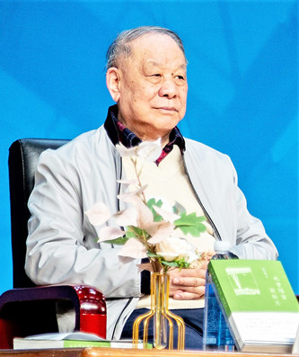 刘心武,曾任《人民文学》主编。代表作有短篇小说《班主任》、长篇小说《钟鼓楼》(获第二届茅盾文学奖)、散文集《也曾隔窗窥新月》《我眼中的建筑与环境》《刘心武妙品红楼梦》等