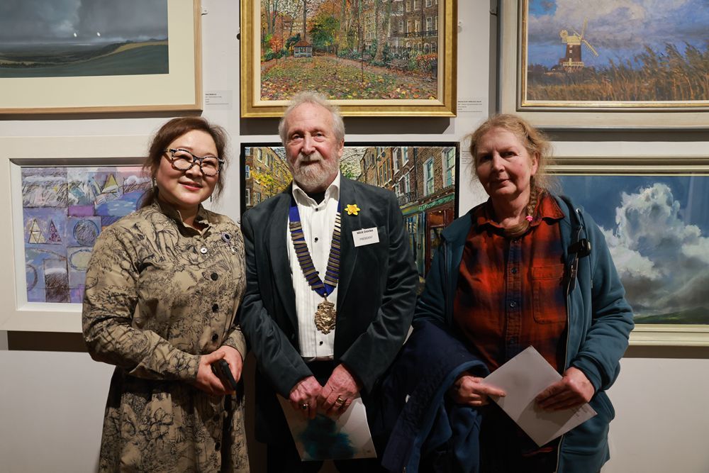 张怀存(左)、英国皇家艺术家学会主席米克·戴维斯(中)和“张怀存奖”获得者梅丽莎·斯科特米勒(右),在梅丽莎的作品前合影。
