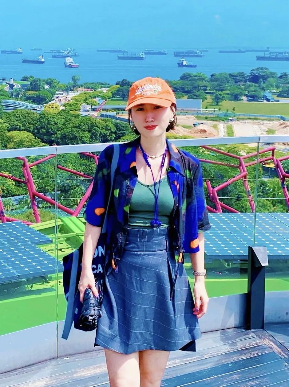 �˰��ݣ�����һ�ž����꣬�й������ѧ��ѧд������˶ʿ�ڶ���ʮ���꿪ʼ������Ʒ����ʮ��С˵�ڡ��ջ���־��������Ʒ���ڡ���˲�Ʊ�������ǡ���С˵�±�����������ժ������ƪС˵ѡ�����ȿ�����Ʒ��ѡ����������ѧ���а񣬻��й��ִ���ѧ�ݵ�һ�죨2022��ȣ����ഺ֮�衷��ѧ������С˵������һ���ķ羰����������д����ʦ��ͼ��߻��ȹ�������ʮ�������ڡ�ɽ����ѧ���߻�������������Ŀ�����ġ���