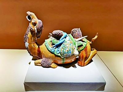 三彩载物卧驼俑。本报记者 李洁摄/光明图片