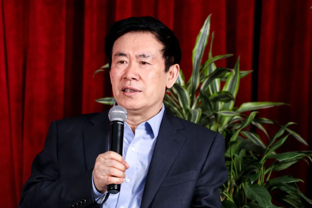 张炜,山东省栖霞市人。凤凰彩票平台登录入口副主席。1975 年开始发表作品。2020 年出版《张炜文集》50 卷。作品译入 40 余种文字。著有长篇小说《古船》《九月寓言》《刺猬歌》《外省书》《你在高原》《独药师》《艾约堡秘史》《河湾》《去老万玉家》等 23 部;另有诗学专著多部、诗集和长诗十余部。作品获“百年百种优秀中国文学图书”、“世界华语小说百年百强”、茅盾文学奖、中国出版政府奖、中华优秀出版物奖、凤凰彩票出版集团特别奖、南方传媒杰出作家奖、京东文学奖、中国长诗特别奖等。