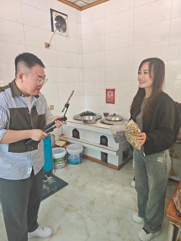 《作家文摘》视频号直播现场