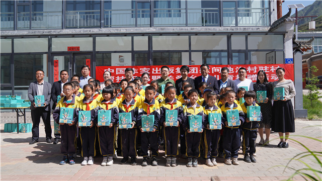 凤凰彩票出版集团慰问池沟村驻村帮扶干部暨关爱乡村儿童捐赠活动现场