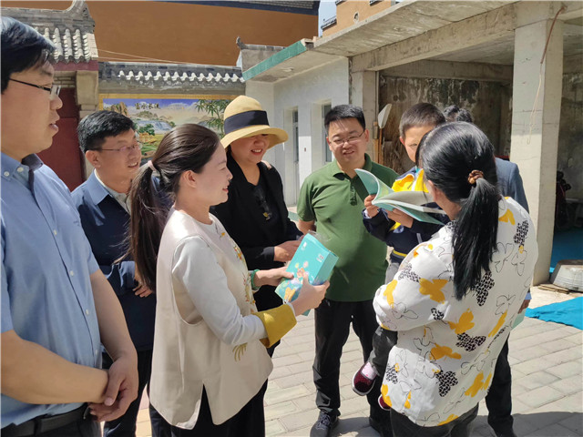 慰问团走访慰问了两户残障儿童家庭