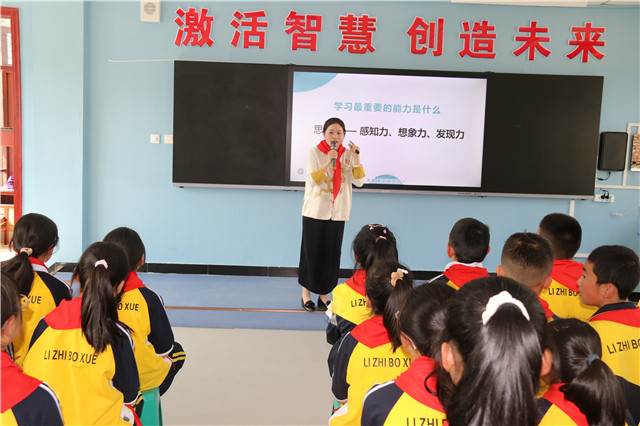 作家罗罗给孩子们讲课