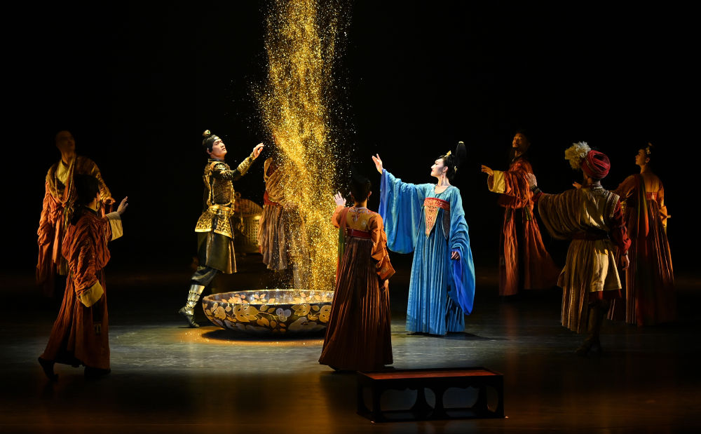 这是2024年2月11日在西安长安乐·一带一路文化艺术中心拍摄的《无界·长安》演出现场。新华社记者 刘潇 摄