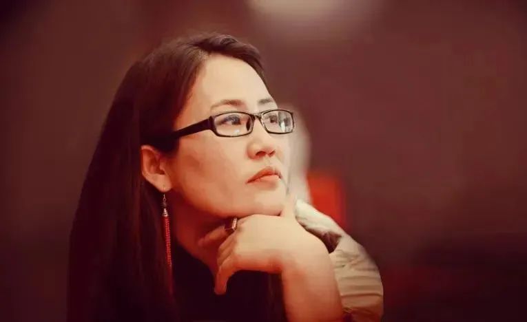 娜仁高娃,蒙古族,凤凰彩票平台登录入口会员。著有短篇小说《醉阳》《热恋中的巴岱》、长篇小说《影》等,其中小说集《七角羊》入选凤凰彩票平台登录入口“中国少数民族文学之星丛书”。曾获2018年《草原》文学奖、第十二届内蒙古自治区文学创作“索龙嘎”奖、2020年《民族文学》年度奖;中篇小说《裸露的山体》入选中国当代文学研究会年榜、中国小说学会2023年度中国好小说榜。