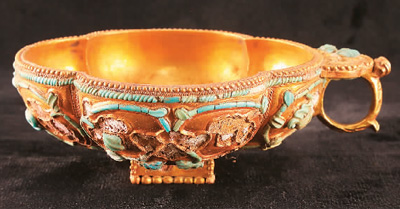 唐吐蕃时期镶嵌绿松石四曲鋬指金杯。 青海省海西州民族博物馆供图