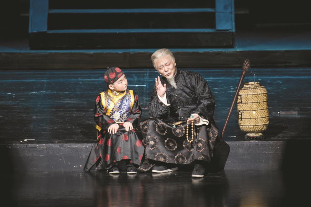 与电视剧《大宅门》对时代的全景式展现不同,话剧更加紧扣“大宅门”的主题,以“七爷”白景琦为核心,描画了大宅门内众生的喜怒哀乐和沉浮起落。图为中国国家话剧院制作演出的话剧《大宅门》演出照。(演出方供图)