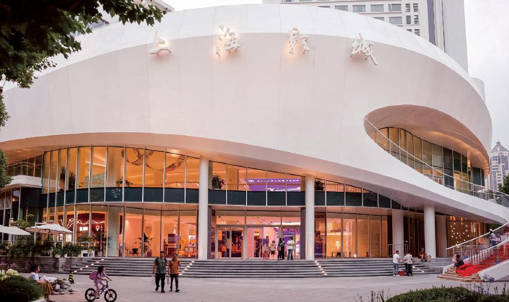 作为本届上海国际电影节的主会场,上海影城已经装饰布置完毕,静候影迷莅临。 本报记者 王竟成 摄