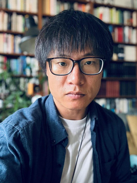 李晁,1986年生于湖南,现居贵阳。2007年发表小说,获《上海文学》新人奖、紫金·人民文学之星奖、《作家》金短篇奖、华语青年作家奖、十月文学奖等,有小说入选收获文学榜,出版小说集《雾中河》等三部。