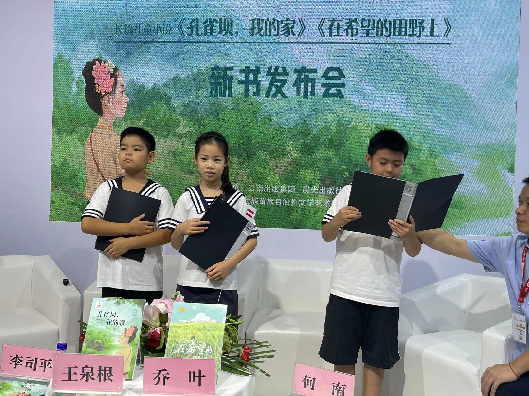 �����г¾�����ѧ�۾���У����6�����ͬѧ�ֳ��ж�����λ���߹��ڼ�����ִ�ʫ��Ʒ