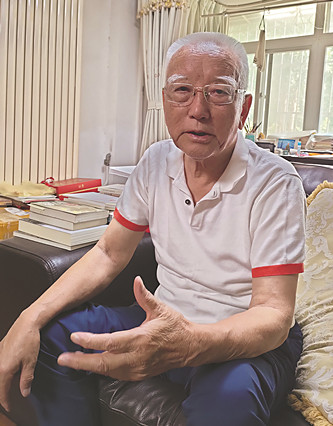 降边嘉措 藏族,四川省甘孜藏族自治州巴塘县人。1950年参加解放军,经历了进军西藏、解放西藏的全过程。1956年到北京民族出版社,从事藏文翻译和编辑出版工作,直到1980年。1980年报考中国社会科学院民族文学研究所并被录取,后来主要从事《格萨尔》史诗研究和翻译工作。曾出版《〈格萨尔〉初探》《〈格萨尔〉的历史命运》《〈格萨尔〉与藏族文化》《〈格萨尔〉论》等学术专著。主编有《格萨尔》藏文精选本(40卷、51册)、《〈格萨尔〉大辞典》等。长篇小说《格桑梅朵》、报告文学《这里是红军走过的地方》分别获得第一届、第十一届全国少数民族文学创作骏马奖。