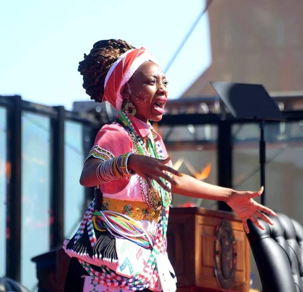 总统庆典诗人恩通比·亚·姆松加