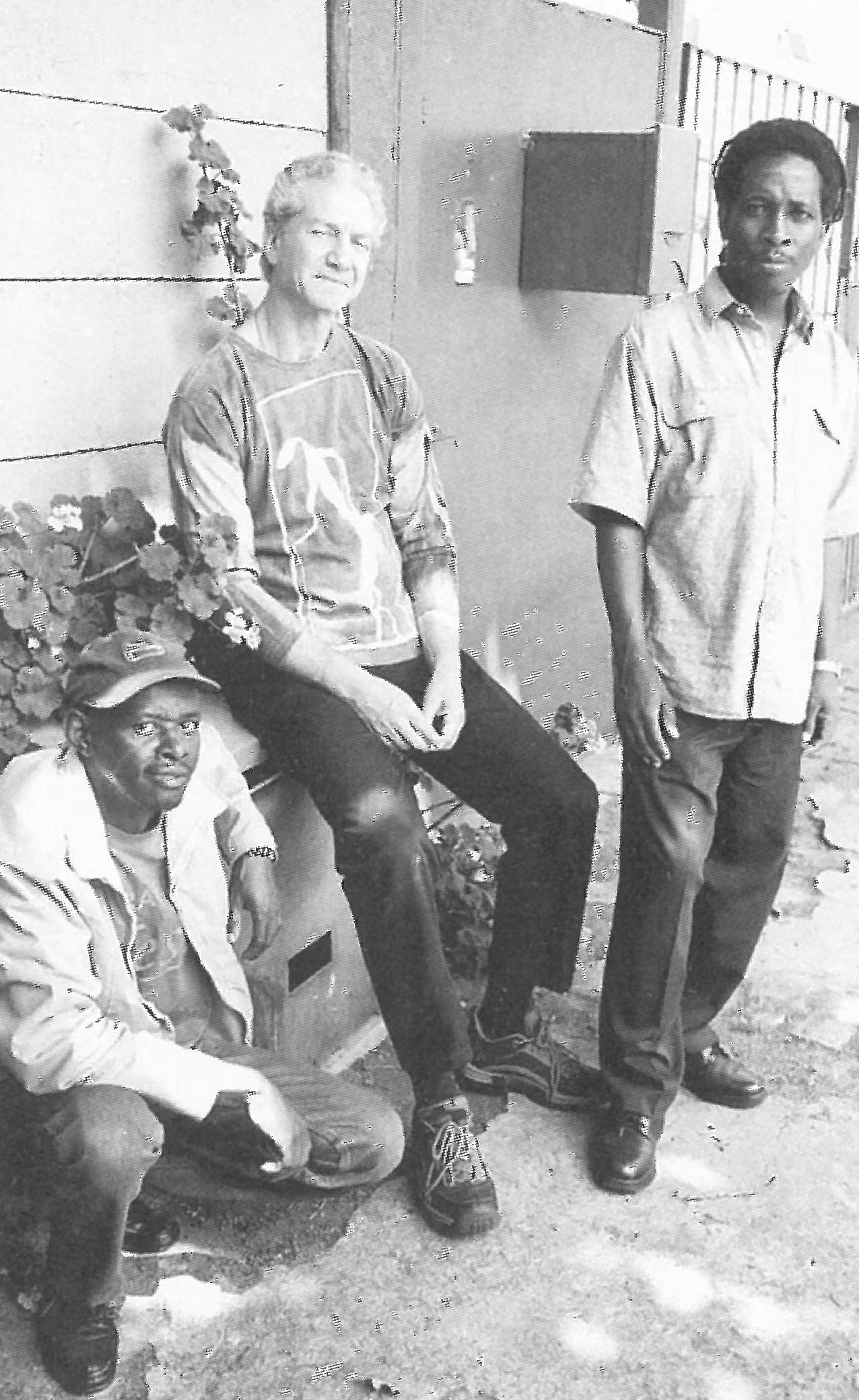 布噪噪杂志编辑,左为艾克·姆伊拉,中为阿伦·霍维茨,右为西菲弗·恩格温雅。