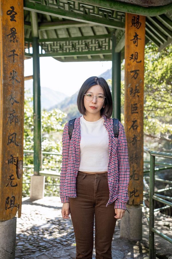 作家简介 李姗姗,笔名三三,女,汉族,一九九一年出生,毕业于中国人民大学创造性写作专业。作品发表于《人民文学》《收获》等多家刊物,多有选载。曾获2020年“钟山之星”年度青年佳作奖、2021年度青花郎?人民文学奖新人奖、第七届郁达夫小说奖短篇小说奖、首届《静?安》文学奖、红棉文学奖小说主奖等奖项,入选王蒙青年作家支持计划?年度特选作家(2022—2023)等。著有短篇小说集《晚春》《山顶上是海》《俄罗斯套娃》《离魂记》等四部。