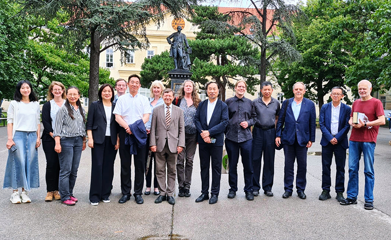 代表团与奥地利作家、汉学家合影