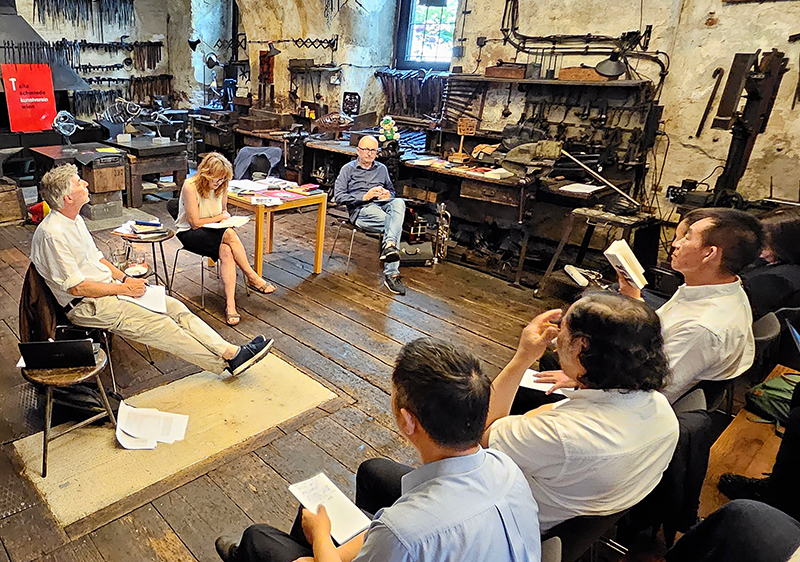 代表团在维也纳艺术协会与奥地利作家座谈