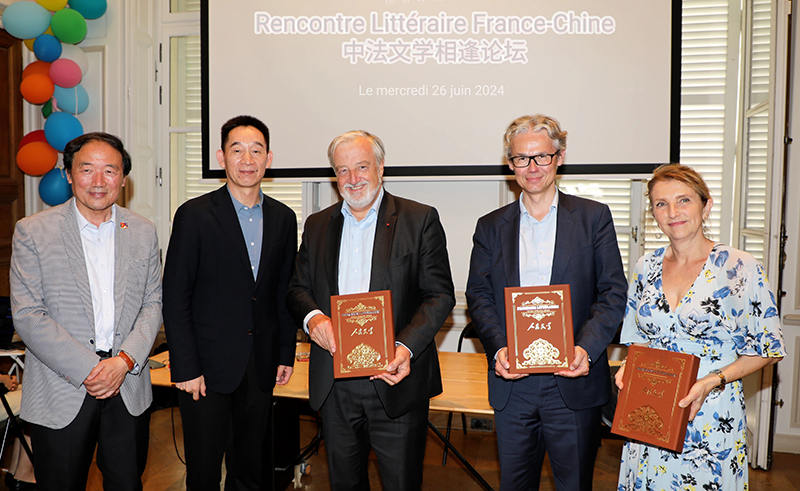 施战军向法国文化部、法国巴黎图书节、法国国家图书中心赠送《人民文学》法文版合集