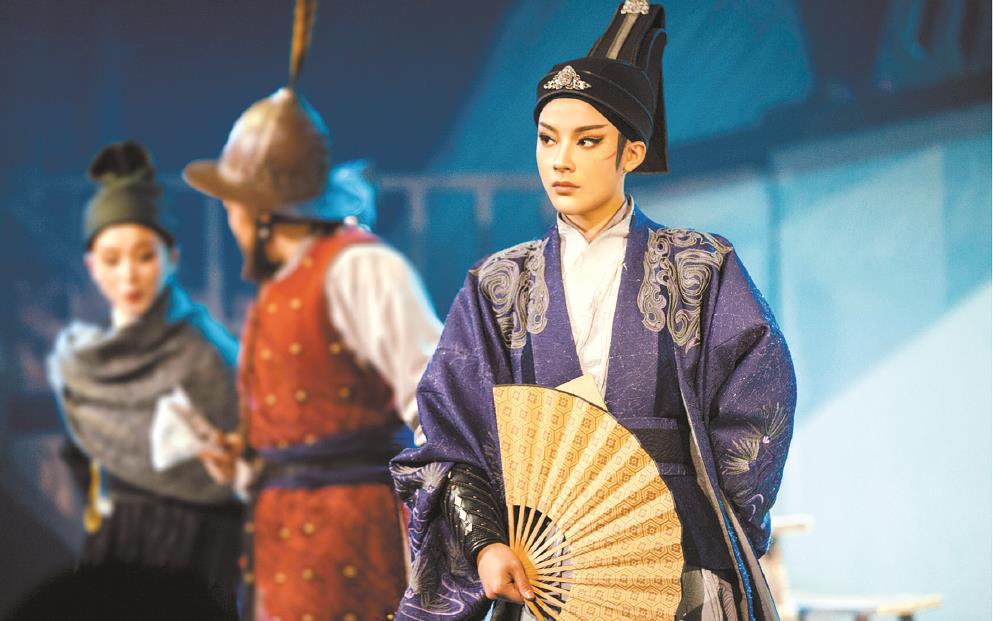 古老戏曲掀起“青春革命”,从情感、形式、媒介上将青年文化、时代审美融入戏曲古典样态,这是“新文化生命体”适应新媒介环境,以青年力量激活传统文化能量进行自我更新的典型示例。图为越剧《新龙门客栈》