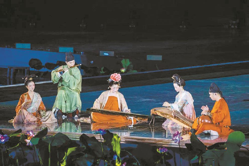 成立于2014年的自得琴社,其成员是一群热爱古乐的年轻人。他们将传统文化的魅力与国潮元素相互融合,在互联网上掀起了“古画音乐”的风潮。网友点赞他们的视频“仿佛一幅会动的古代画卷”,画中人是身着古代服饰的乐师,或抚古琴,或吹笛萧,或击大鼓。