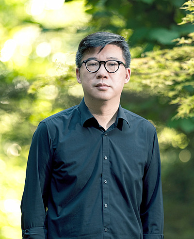 李修文,湖北省作家协会主席、武汉市文联主席、武汉大学文学院教授,著有《猛虎下山》《诗来见我》《致江东父老》《山河袈裟》《滴泪痣》《捆绑上天堂》等