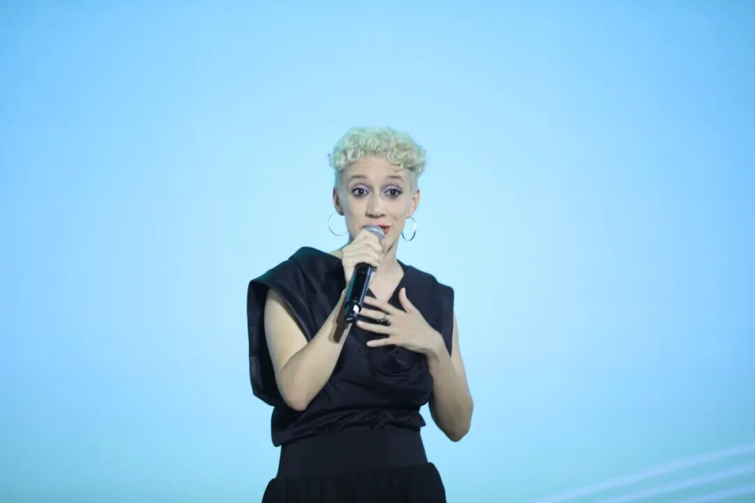 诗人代表路易莎·罗芒(巴西)致辞