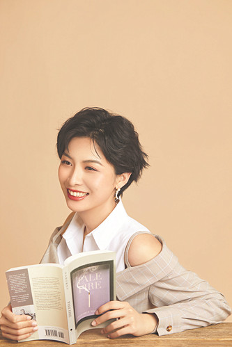 周婉京,一九九〇年生,北京人,哲学博士。曾获山花文学双年奖·新人奖、香港青年文学奖等奖项。出版有短篇小说集《取出疯石》等作品,中长篇小说《造房子的人》为其最新作品