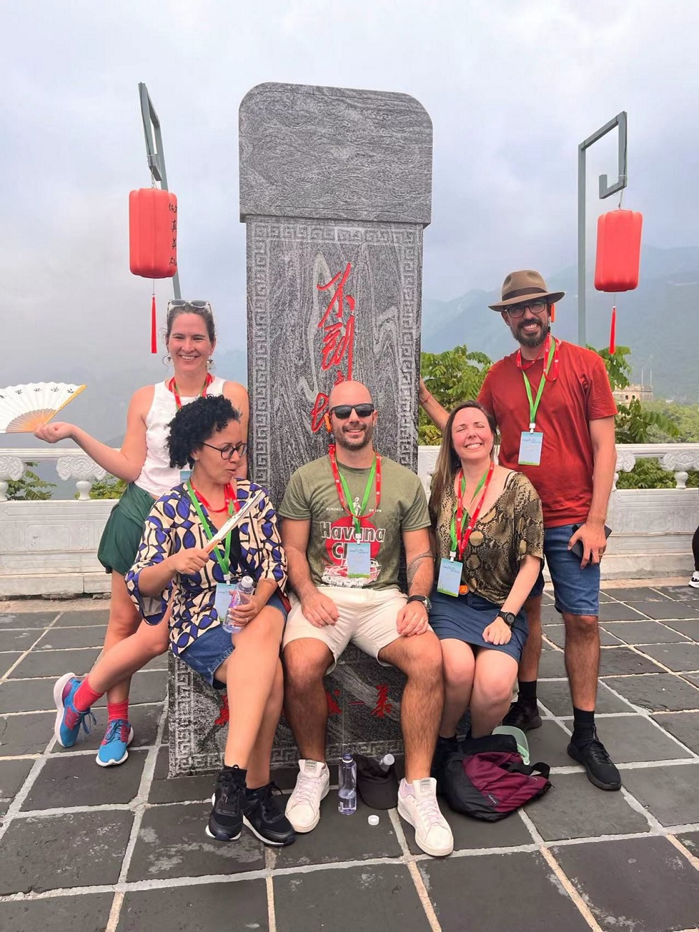 “不到长城非好汉”的石碑合影