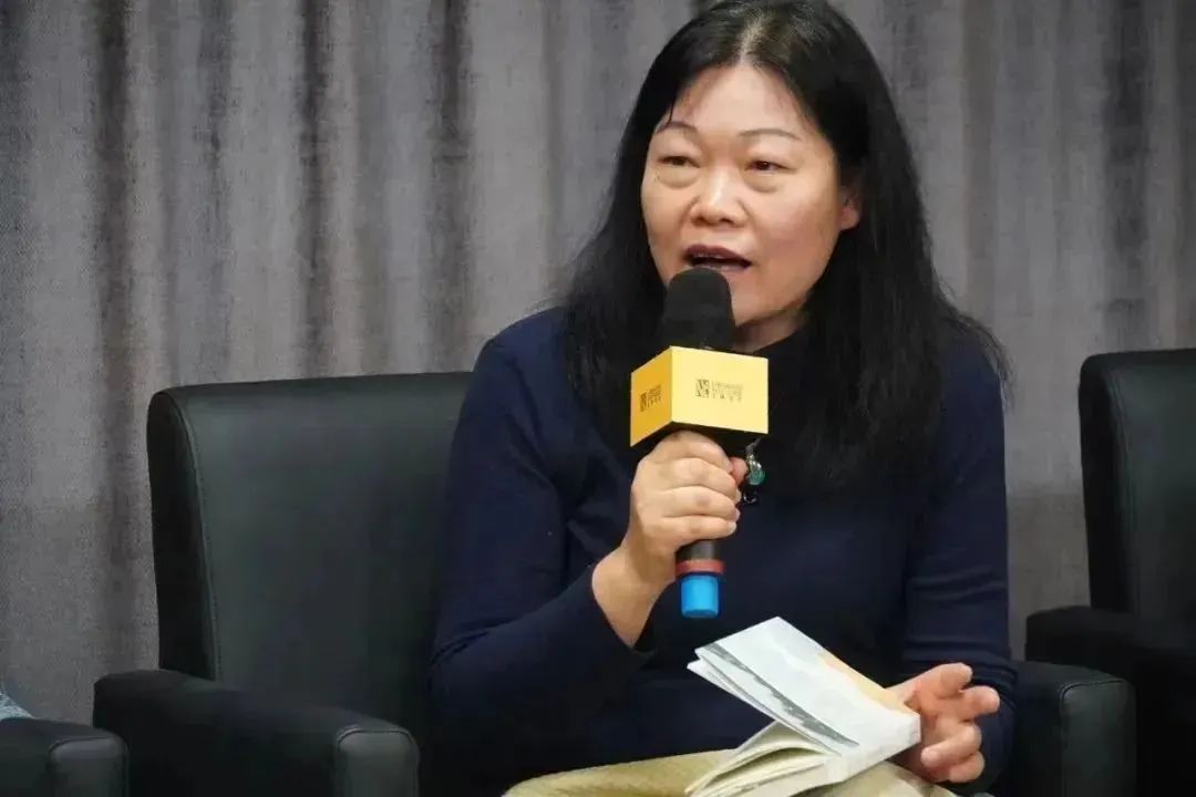 黄荭 南京大学外国语学院法语系教授,博士生导师,南京大学人文社会科学高级研究院兼职研究员,国际杜拉斯学会会员,中国法国文学研究会常务理事,中法语言文化比较研究会常务理事、江苏省外文学会理事,江苏省翻译协会理事、南京翻译家协会理事,南京作协理事。