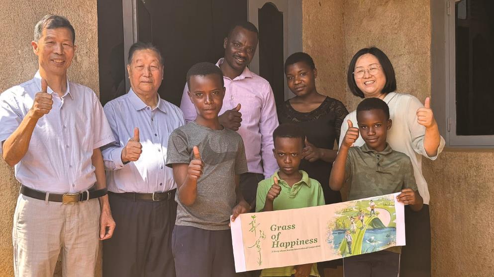 林占熺教授(左二)与卢旺达当地百姓一起为中国 电视剧《幸福草》“打call”。(受访者供图)