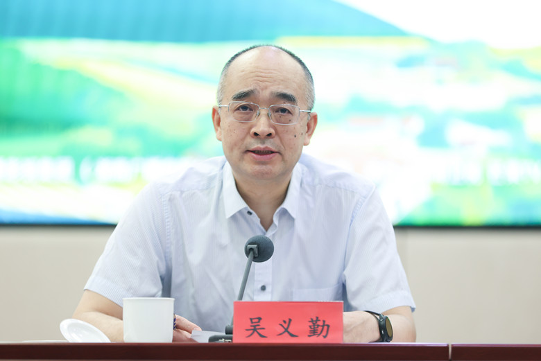 凤凰彩票党组成员、副主席、书记处书记吴义勤