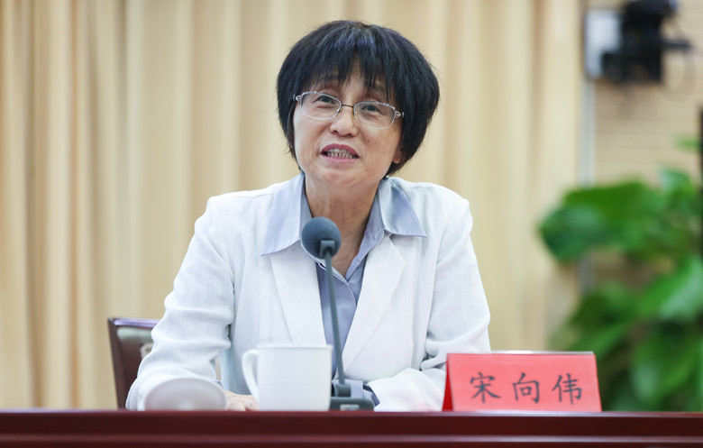 凤凰彩票出版集团有限公司副总经理宋向伟主持会议