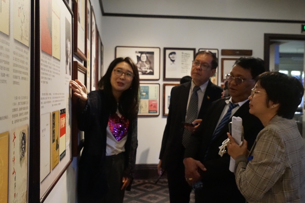 缅甸作家代表团参观中国现代文学馆