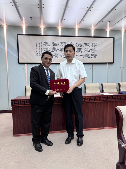 王军代表文学馆颁发入藏证书