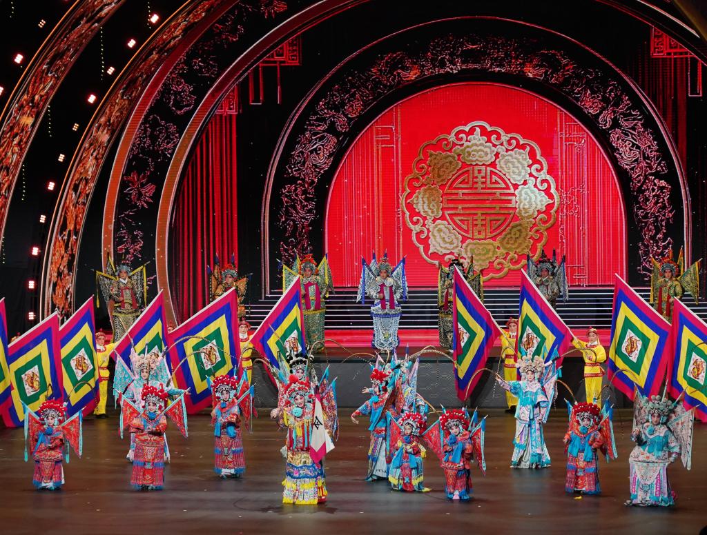 9月19日,演职人员在北京文化论坛专场文艺演出中表演戏曲联唱《巾帼英雄穆桂英》。新华社记者 张晨霖 摄