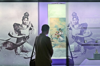 �����ڱ���������������ڲι�÷�����ھ��硶��Ůɢ�����еľ��գ��󣩺��챯�軭������Ůɢ����������Ʒ�����»��緢