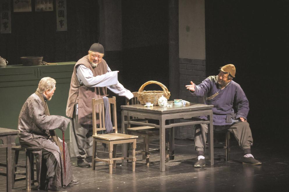 时隔36年,北京人艺再度驻演上海。图为话剧《茶馆》10月13日排练照。 本报记者 叶辰亮摄