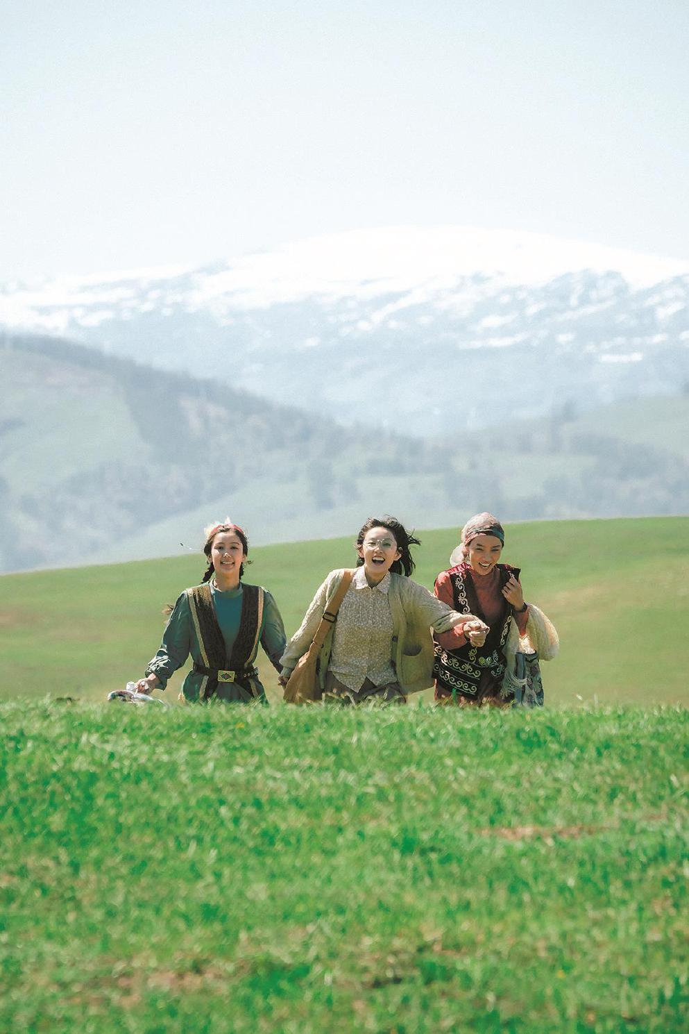 网络剧短章的减集缩时效应,拉动电视剧的减集缩时潮流,给当前不断承受日常时间“碎片化”困扰的普通观众提供了科学管理日常时间的有利条件。图为八集电视剧《我的阿勒泰》剧照。