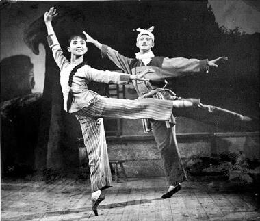 1965年,芭蕾舞剧《白毛女》演出剧照。上海芭蕾舞团供图