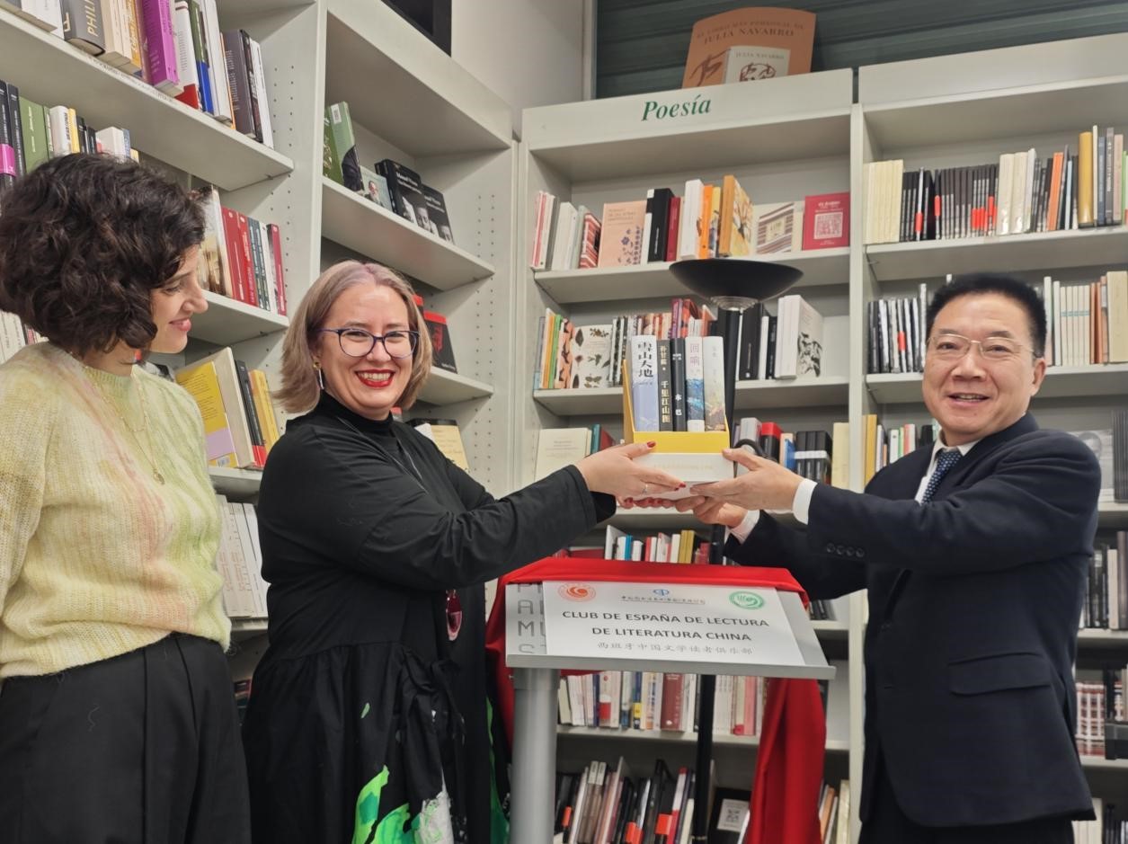 胡邦胜(右一)、婧萱(左二)、白兰(左一)共同为“西班牙中国文学读者俱乐部”揭牌