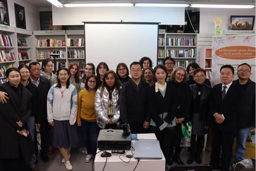 与现场部分读者合影