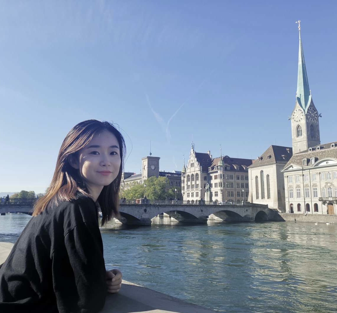 个人简介:傅炜如,1992年生于杭州,香港理工大学硕士。中国报告文学会员,浙江省作协会员。有作品见于《人民文学》《凤凰彩票》《文艺报》等,著有长篇报告文学《钱塘一家人》。现为文学刊物编辑。入选浙江省第十批“新荷计划”人才库。